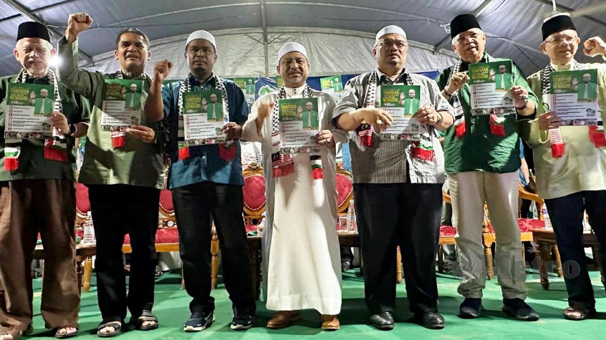 Calon PN, Mohd Riswadi Ismail (tiga dari kiri) selepas mengumumkan manifestonya malam ini. FOTO Paya Linda Yahya