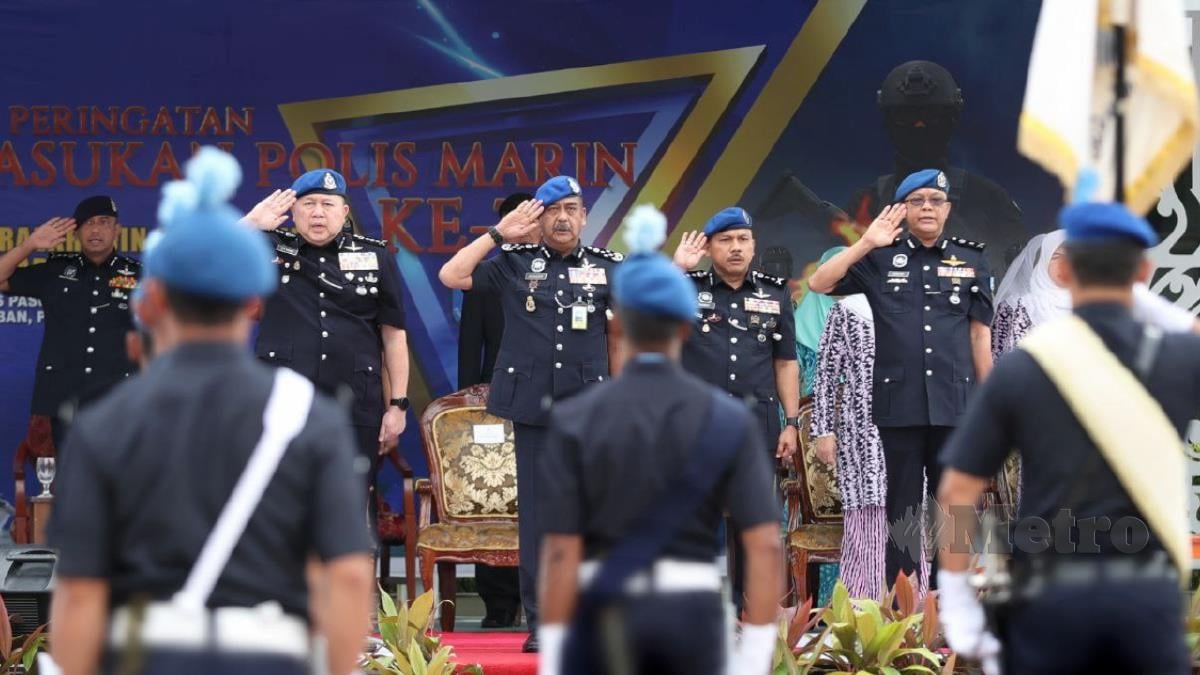 Ketua Polis Negara, Tan Sri Razarudin Husain (tengah) hadir Sambutan Peringatan Hari Pasukan Polis Marin Ke-76 Tahun 2023 di Markas Pasukan Polis Marin Wilayah 1, Batu Uban Pulau Pinang di sini hari ini. FOTO MIKAIL ONG