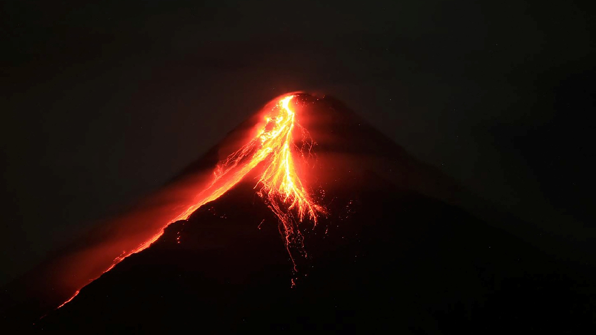GUNUNG berapi Mayon memuntahkan lava ketika meletus semalam. FOTO AFP