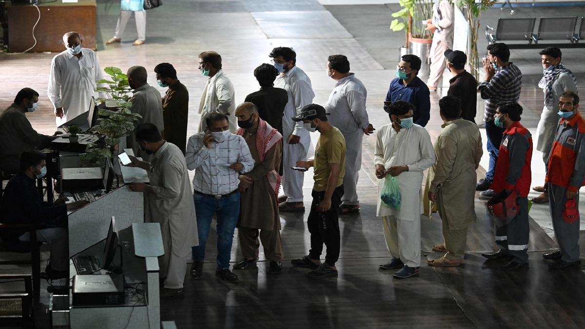 ORANG ramai beratur untuk menerima suntikan dos vaksin Covid-19, Sinopharm di pusat pemberian vaksin di Rawalpindi. FOTO AFP
