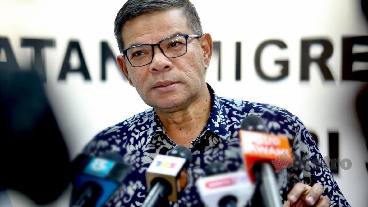 Datuk Seri Saifuddin Nasution Ismail pada sidang media selepas merasmikan Pejabat Pasport Jabatan Imigresen Malaysia Negeri Sabah di Lapangan Terbang Antarabangsa Kota Kinabalu (KKIA) hari ini. FOTO MOHD ADAM ARININ