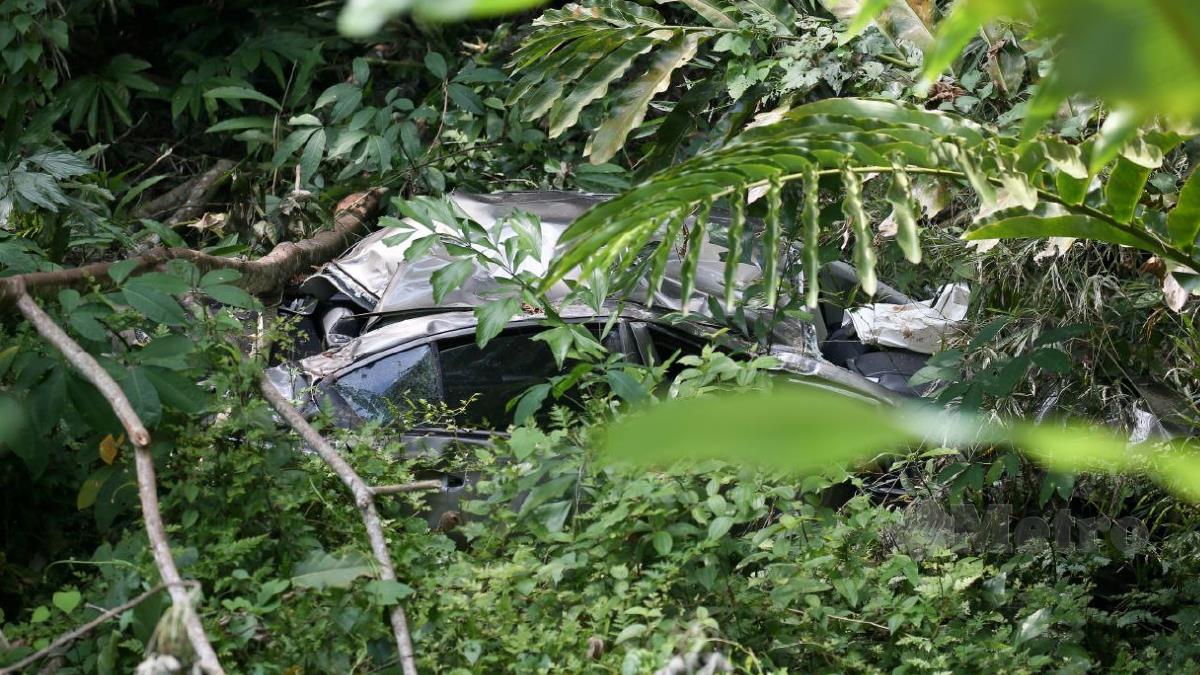 KEADAAN kereta mangsa yang dipandunya terjunam ke dalam cerun setinggi 45 meter di kawasan bukit Jalan Paya Terubong ke Relau. FOTO MIKAIL ONG