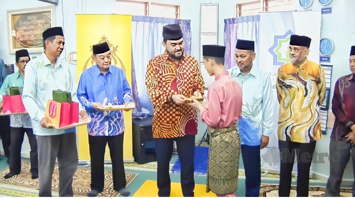 Raja Muda Selangor, Tengku Amir Shah menyantuni dan menyampaikan sumbangan kepada anak yatim dari RAYSSAAS, hari ini. FOTO AMIR MAMAT