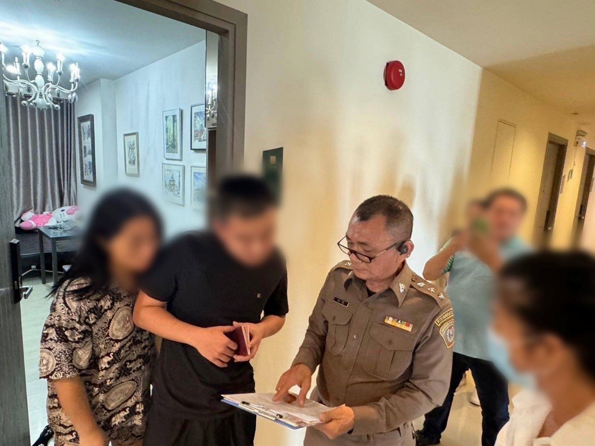 Seorang lelaki warganegara Malaysia berusia 26 tahun yang mempunyai rekod jenayah di Malaysia – bersama teman wanita warga Thailand berusia 30 tahun, ditahan di Bangkok pada 7 Mac lalu. FOTO BERNAMA.