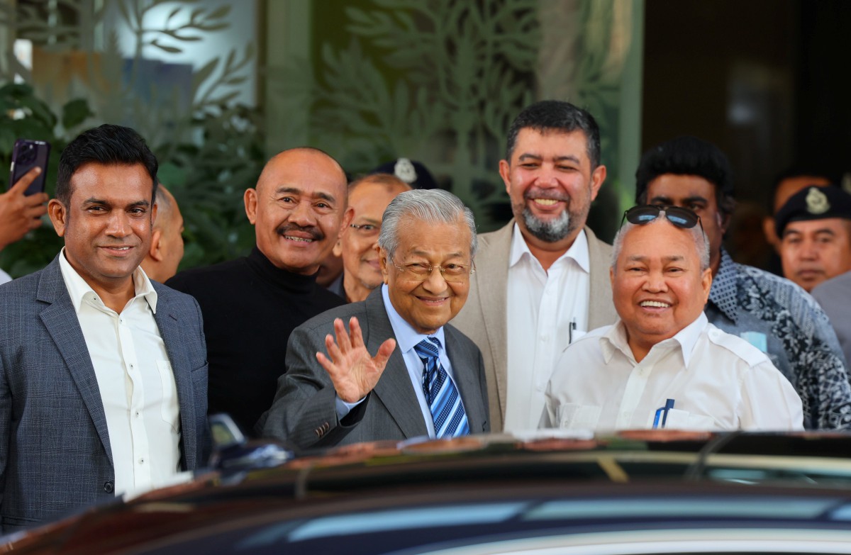 Bekas Perdana Menteri Tun Dr Mahathir Mohamad (tengah) ketika hadir untuk memberi keterangan kepada Suruhanjaya Siasatan Diraja (RCI) bagi Mengkaji Pengendalian Perkara Berkaitan Kes Kedaulatan Batu Puteh, Batuan Tengah dan Tubir Selatan di Bahagian Hal Ehwal Undang-Undang Jabatan Perdana Menteri, Presint 3 hari ini. FOTO BERNAMA