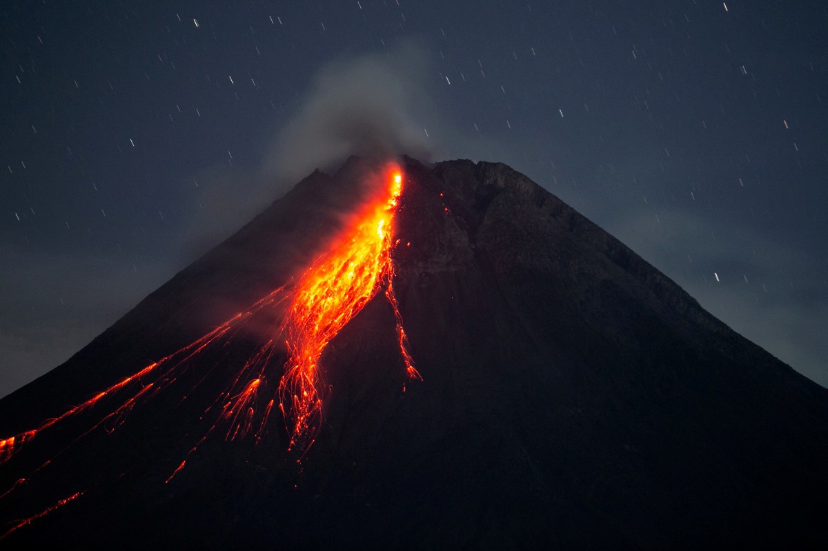 Gunung berapi Merapi memuntahkan lava dan asap seperti yang dilihat dari Turi, di Sleman, Yogyakarta, Indonesia pada 12 Disember 2023, dalam foto yang diambil oleh Antara Foto melalui REUTERS