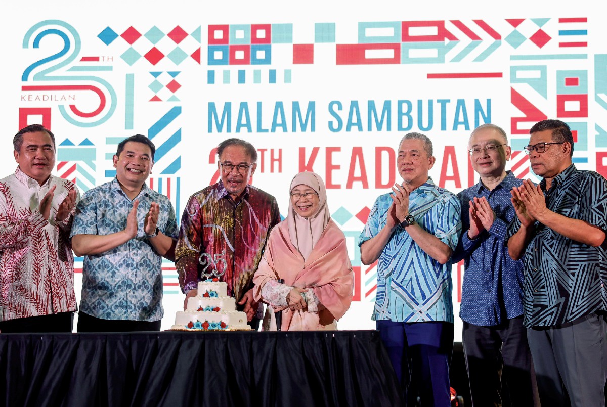 Perdana Menteri yang juga Presiden Parti Keadilan Rakyat (PKR) Datuk Seri Anwar Ibrahim bersama barisan Kepimpinan Tinggi PKR memotong kek sebagai simbolik pada Sambutan 25 Tahun Keadilan di Sentul Depot malam ini. FOTO BERNAMA