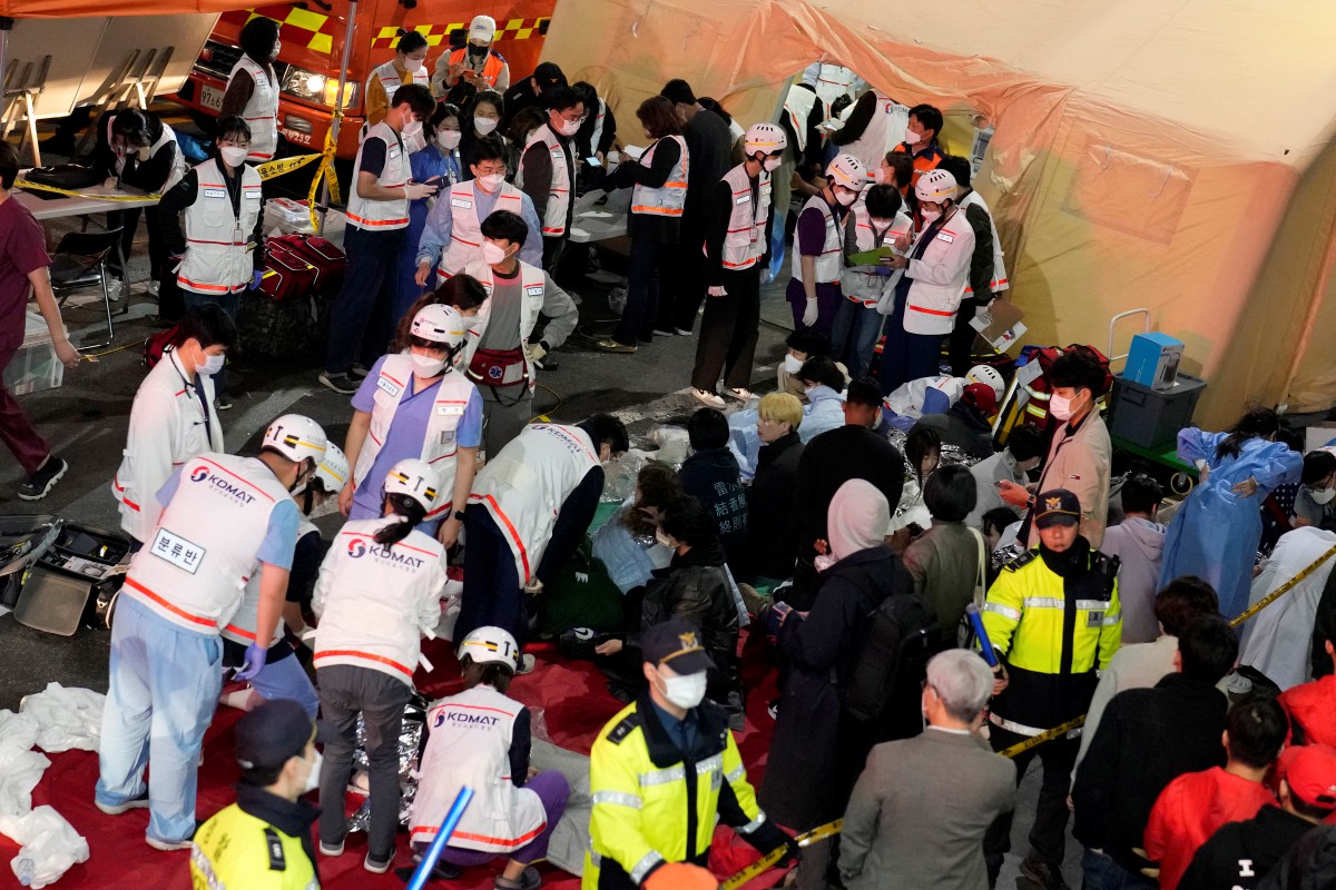 Gambar fail menunjukkan penyelamat bekerja keras merawat mangsa rempuhan di Itaewon, Korea Selatan. - FOTO AP