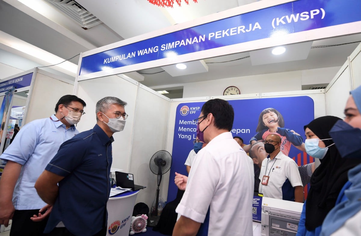 Menteri Kewangan Tengku Datuk Seri Zafrul Abdul Aziz melakukan lawatan ke gerai pameran Kumpulan Wang Simpanan Pekerja (KWSP) di Pusat Transformasi Bandar (UTC) Kota Kinabalu. - FOTO Bernama