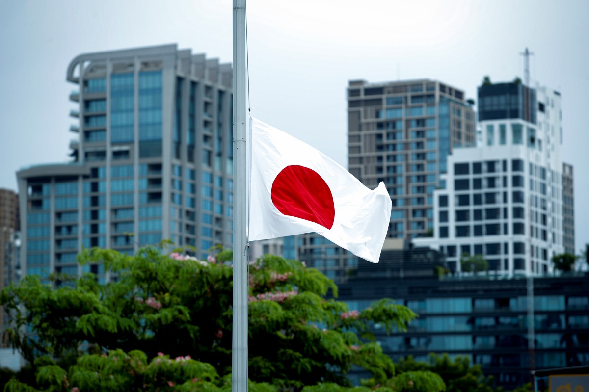 Bendera Jepun dikibarkan separuh tiang sebagai penghormatan terhadap Shinzo Abe. - FOTO EPA