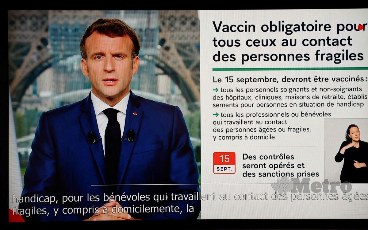 Presiden Perancis, Emmanuel Macron ketika mengumumkan pelaksanaan program vaksinasi di bangunan Grand Palais di Paris. - FOTO AFP