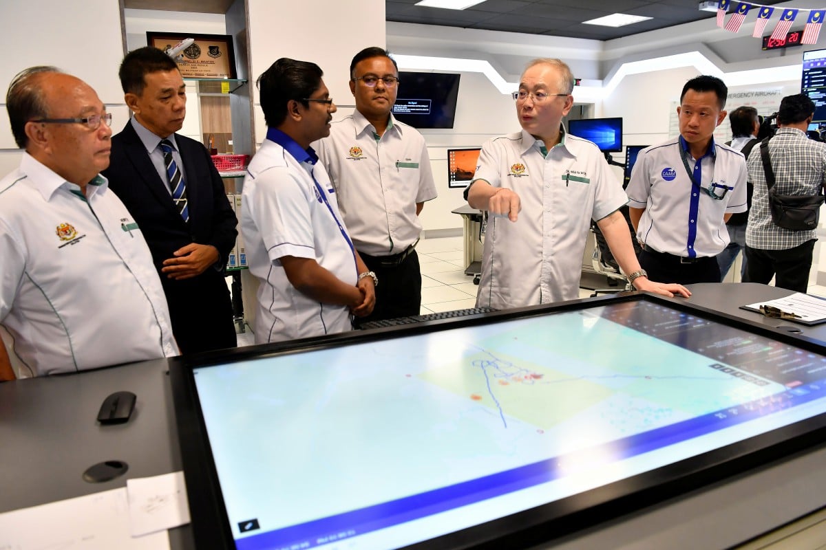Menteri Pengangkutan Datuk Seri Dr Wee Ka Siong melawat Pusat Kawalan Koordinasi Mencari dan Menyelamat selepas melancarkan Program Keselamatan Penerbangan Kebangsaan di Pusat Kawalan Trafik Udara Kuala Lumpur (KLATCC).