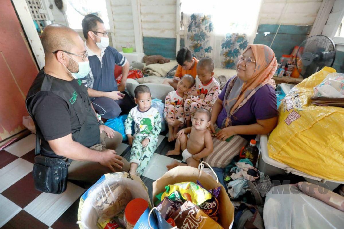 DR Asmadi Abdul Rahman melawat keluarga Nurul Wahida Abdul Kadir di Kampung Peramu. FOTO Mohd Rafi Mamat