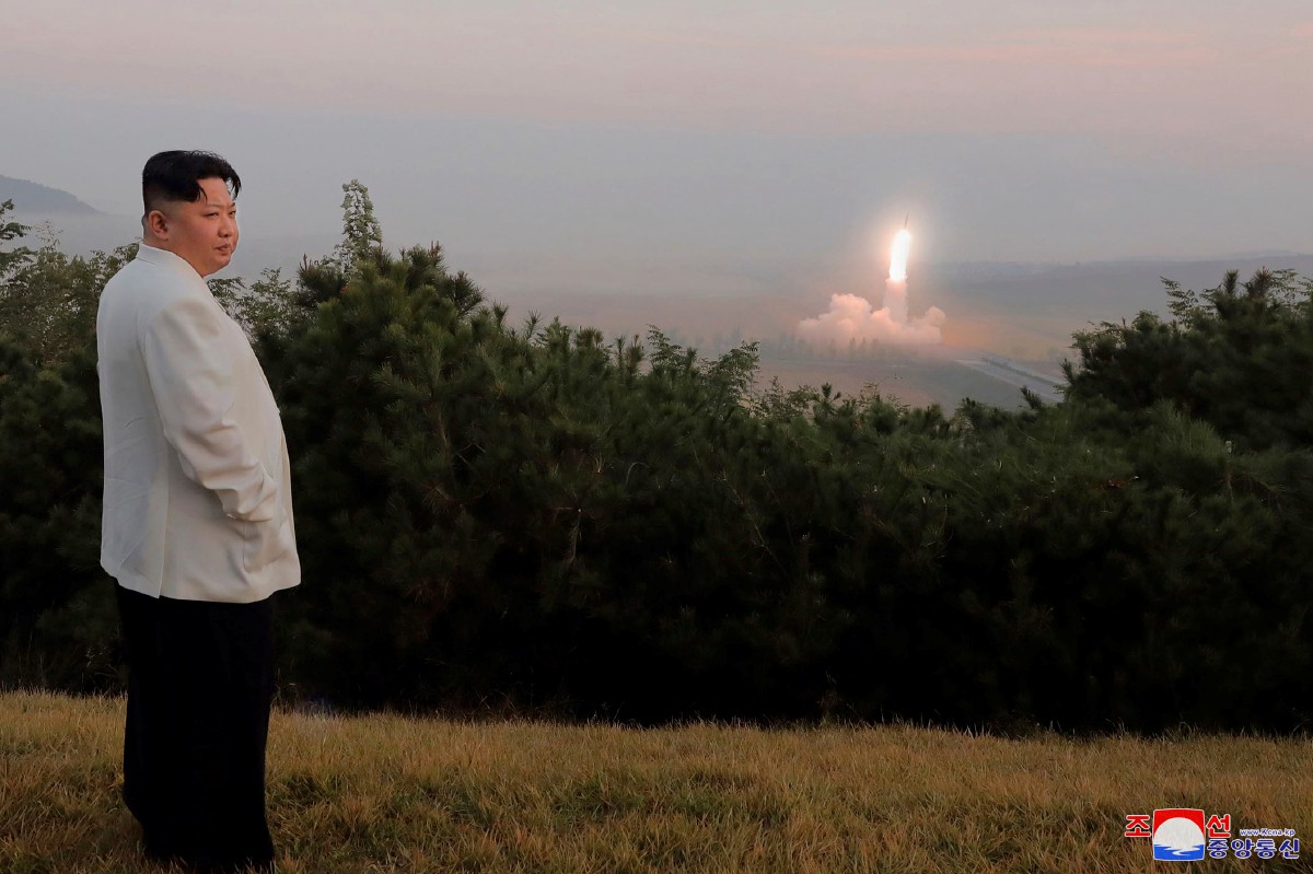 Gambar fail menunjukkan Kim Jong Un menyelaras ujian pelaru berpandu di lokasi tidak didedahkan di Korea Utara. - FOTO AP