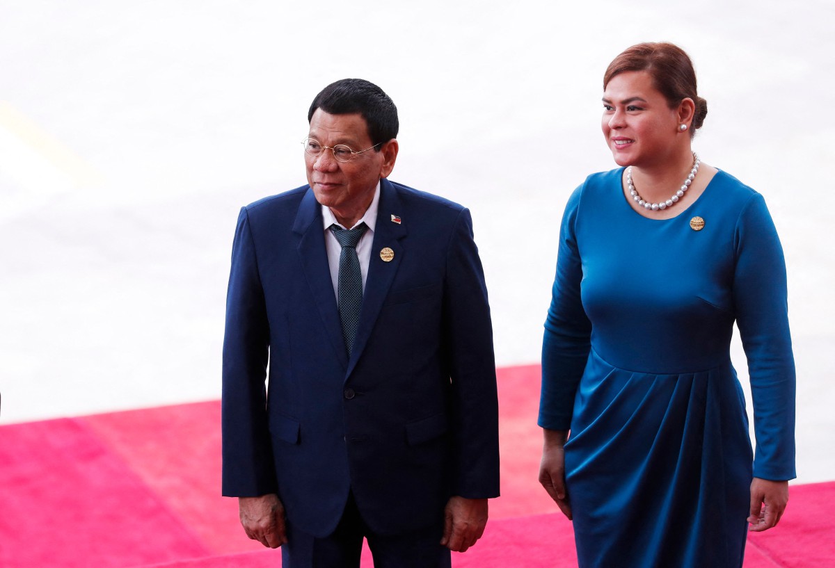 Sara Duterte (kanan) bersama bapanya, Presiden Rodrigo Duterte. - FOTO AFP