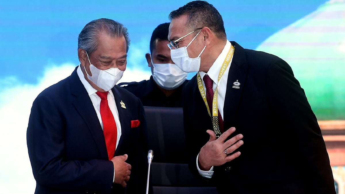 TAN Sri Muhyiddin Yassin (kiri) bersama Menteri Luar Negeri Datuk Seri Hishammuddin Tun Hussein. FOTO Bernama