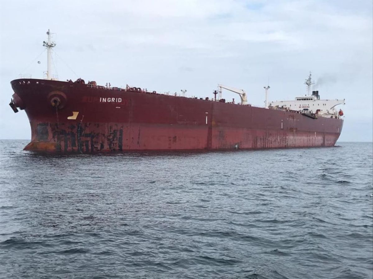 APMM menahan sebuah kapal tangki kerana berlabuh tanpa kebenaran dalam OP Pintas di kedudukan 4.4 batu nautika selatan Pulau Buluh, Lumut, kelmarin. FOTO ihsan APMM