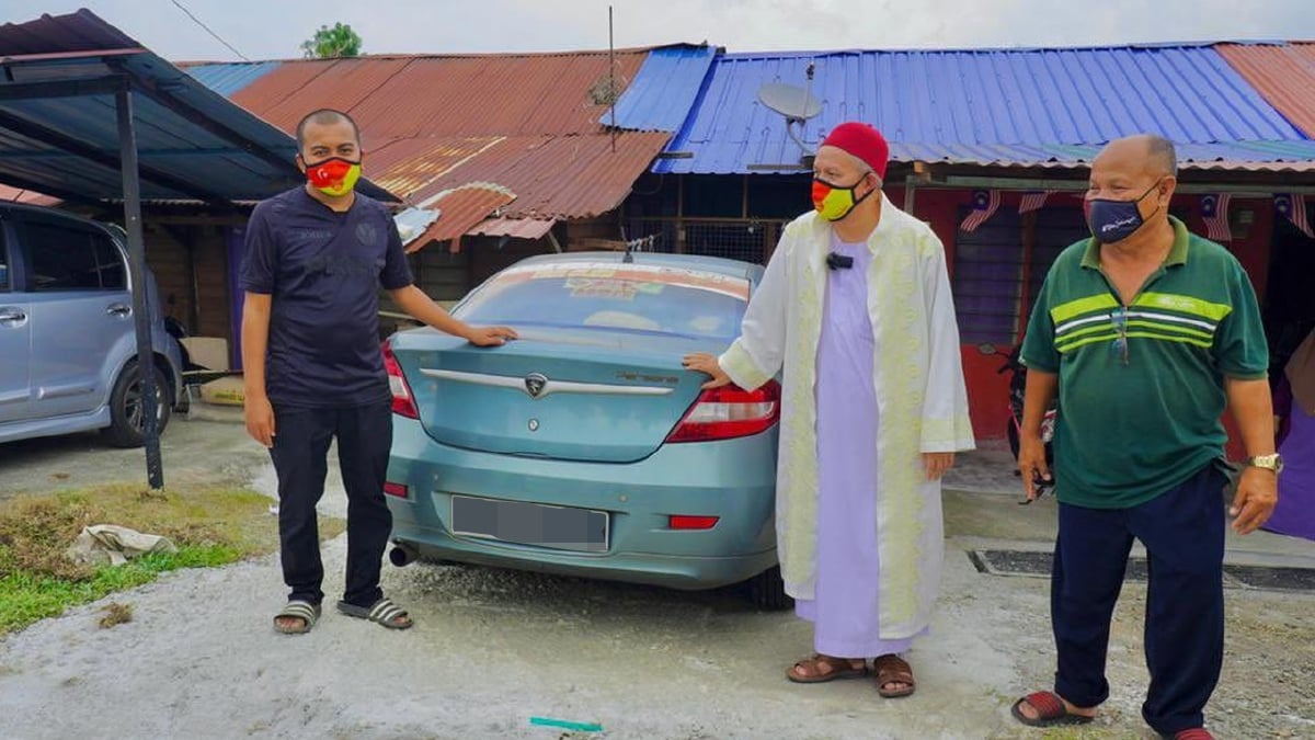 DATUK Dr Zulkifli Mohamad Al-Bakri (kiri) menyampaikan sumbangan kepada Mohd Faizal bagi membiayai kos rawatan isteri di hospital di kediamannya di Klang. FOTO ihsan Twitter Dr Zulkifli