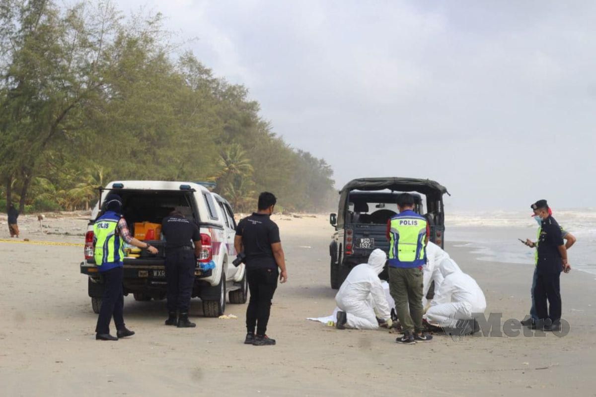 MAYAT dipercayai seorang wanita yang tinggal rangka dan hampir reput ditemui terdampar kira-kira enam meter daripada pesisir pantai di Kampung Aur Kecil, Pantai Melawi, Bachok. FOTO Nor Amalina Alias