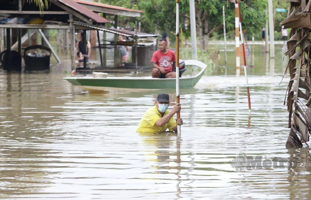 TINJAUAN banjir di kawasan Tebakang Dayak dan Tebakan Melayu, berhampiran sempadan Tebedu, banjir termenung. FOTO Nadim Bokhari
