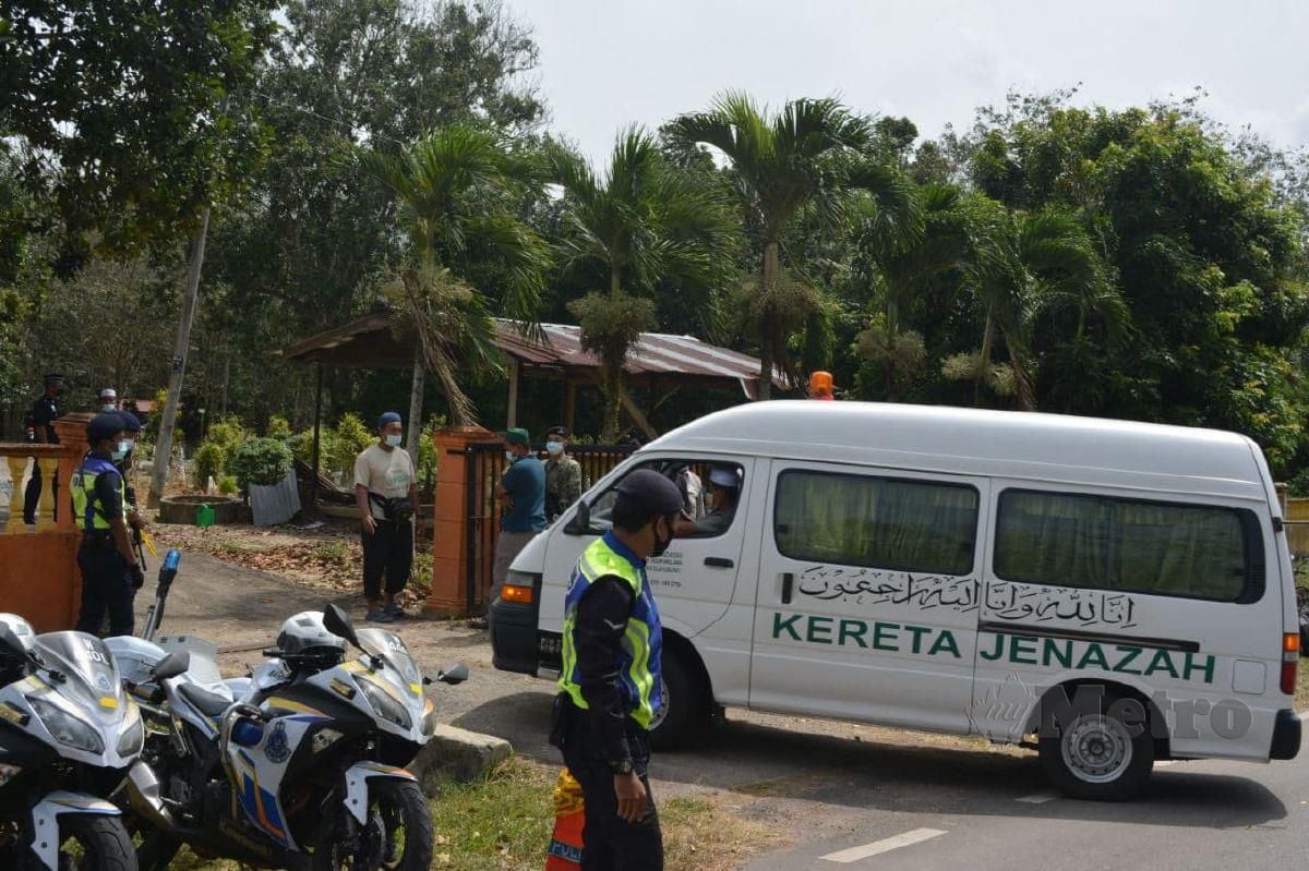 VAN yang membawa jenazah kanak-kanak yang meninggal dunia akibat didera tiba di Tanah Perkuburan Islam Padang Lebar, Simpang Bekoh, Jasin jam 12.10 tengah hari. FOTO Amir Mamat