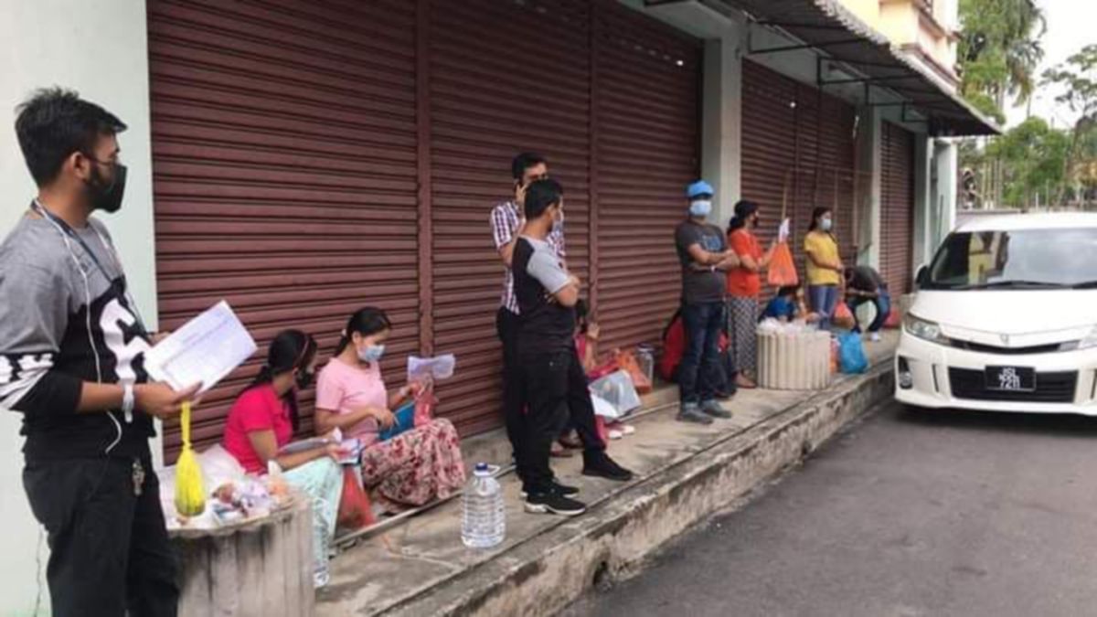 13 warga Myanmar membeli barang stok makanan untuk kuarantin di rumah selepas dipakaikan gelang putih dipantau angota polis dan KKM. FOTO ihsan POLIS