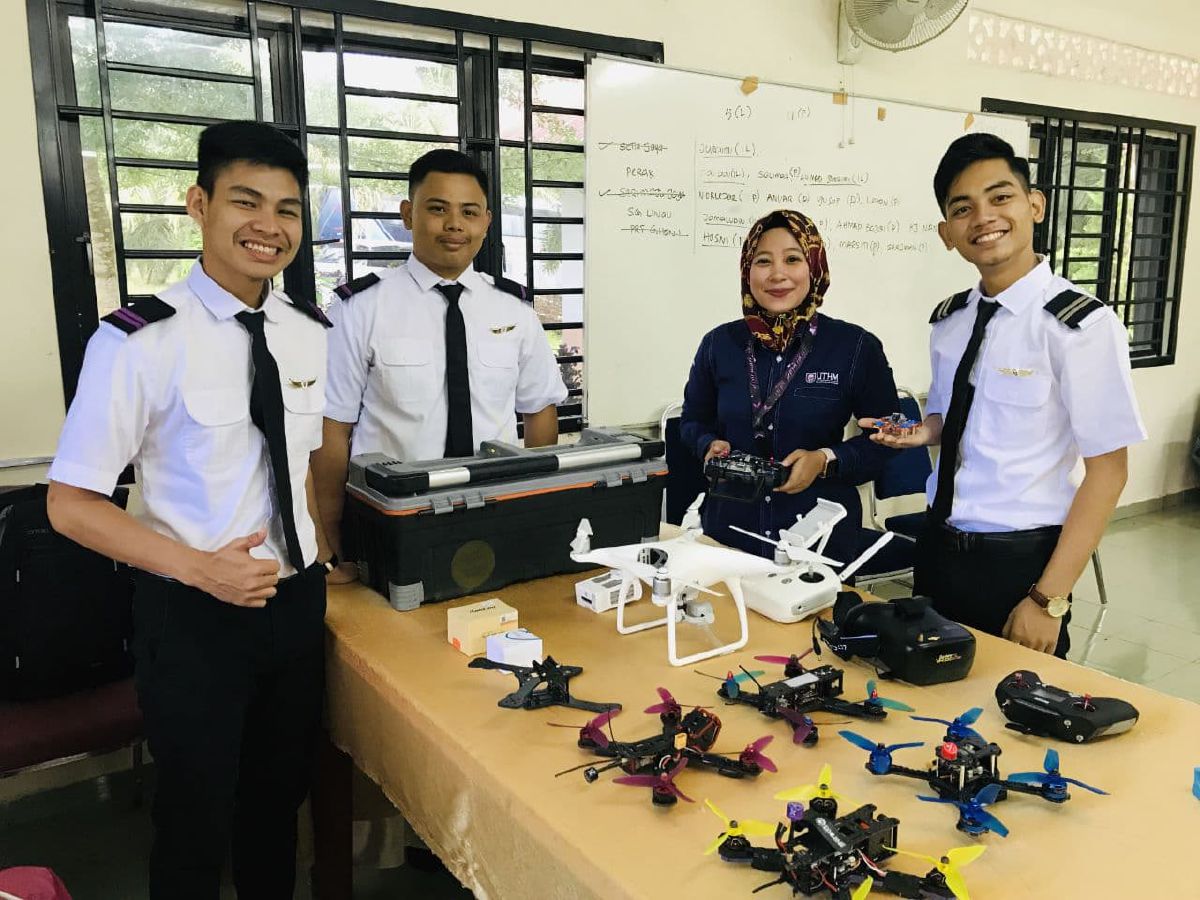 SITI Juita Mastura, wanita pertama Malaysia memiliki lesen juruterbang kawalan dron profesional. Foto Ihsan UTHM