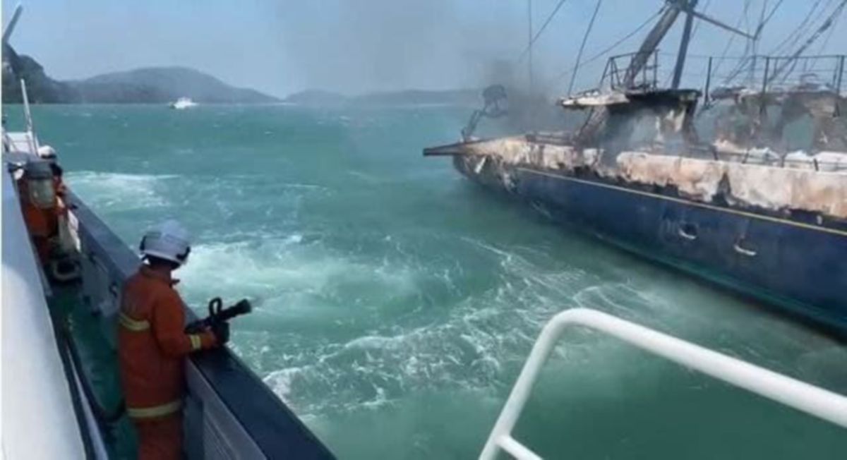 PASUKAN penyelamat berusaha memadam kebakaran kapal layar di perairan Pulau Singa Kechil, Langkawi. NSTP ihsan MARITIM MALAYSIA