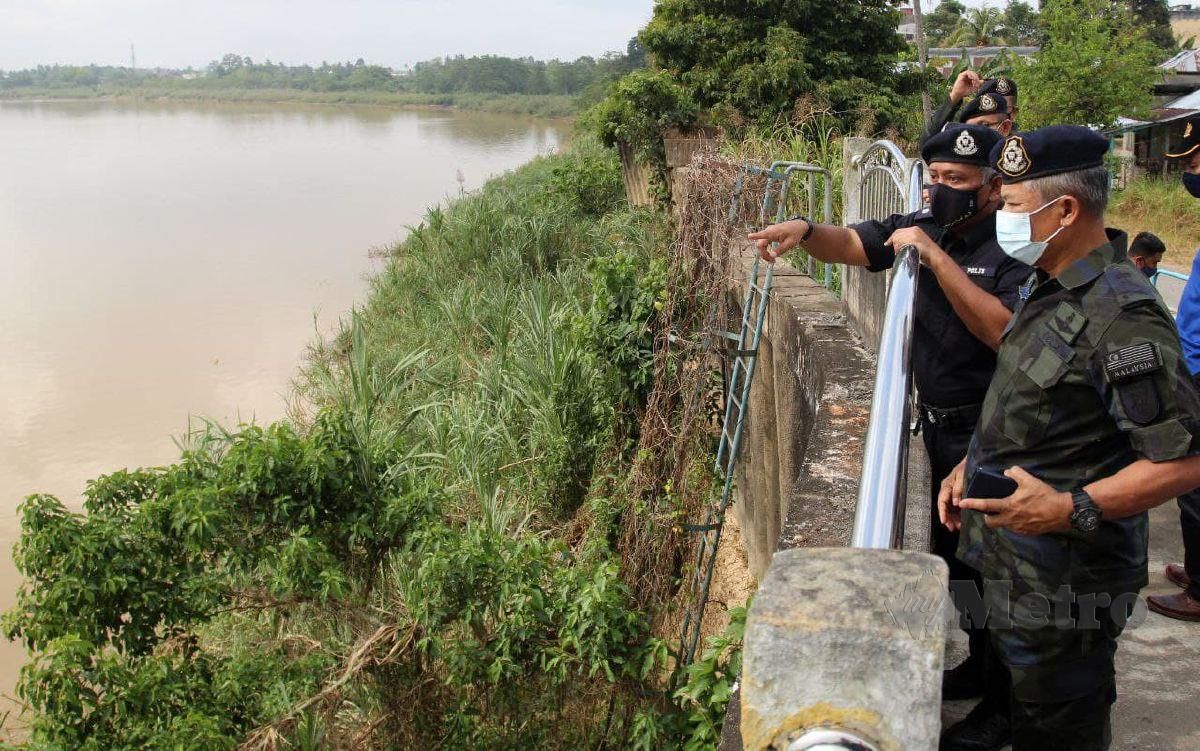 DATUK Sri Abd Rahim Jaafar ketika hadir meninjau keadaan kawasan runtuhan tebing Sungai Kelantan yang mengakibatkan empat buah rumah runtuh. FOTO Nik Abdullah Nik Omar