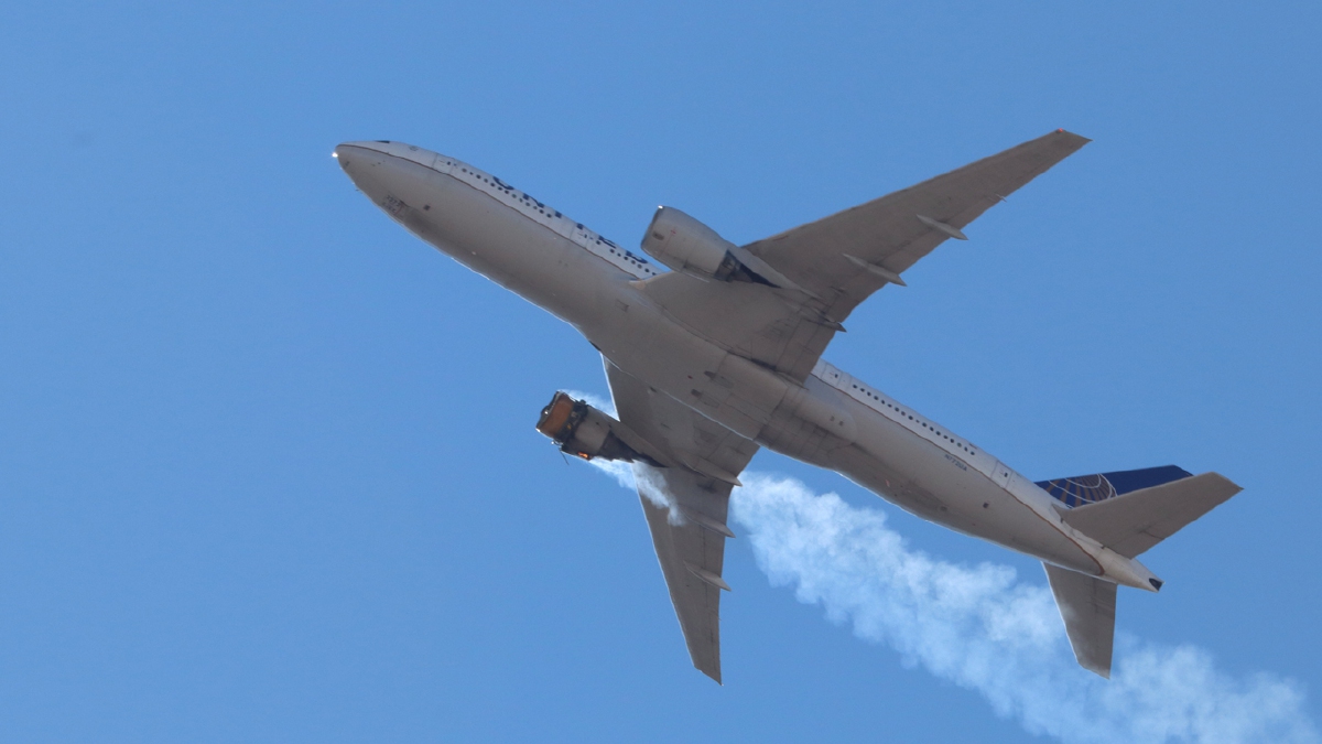 FOTO dirakam penumpang menunjukkan enjin pesawat itu terbakar.