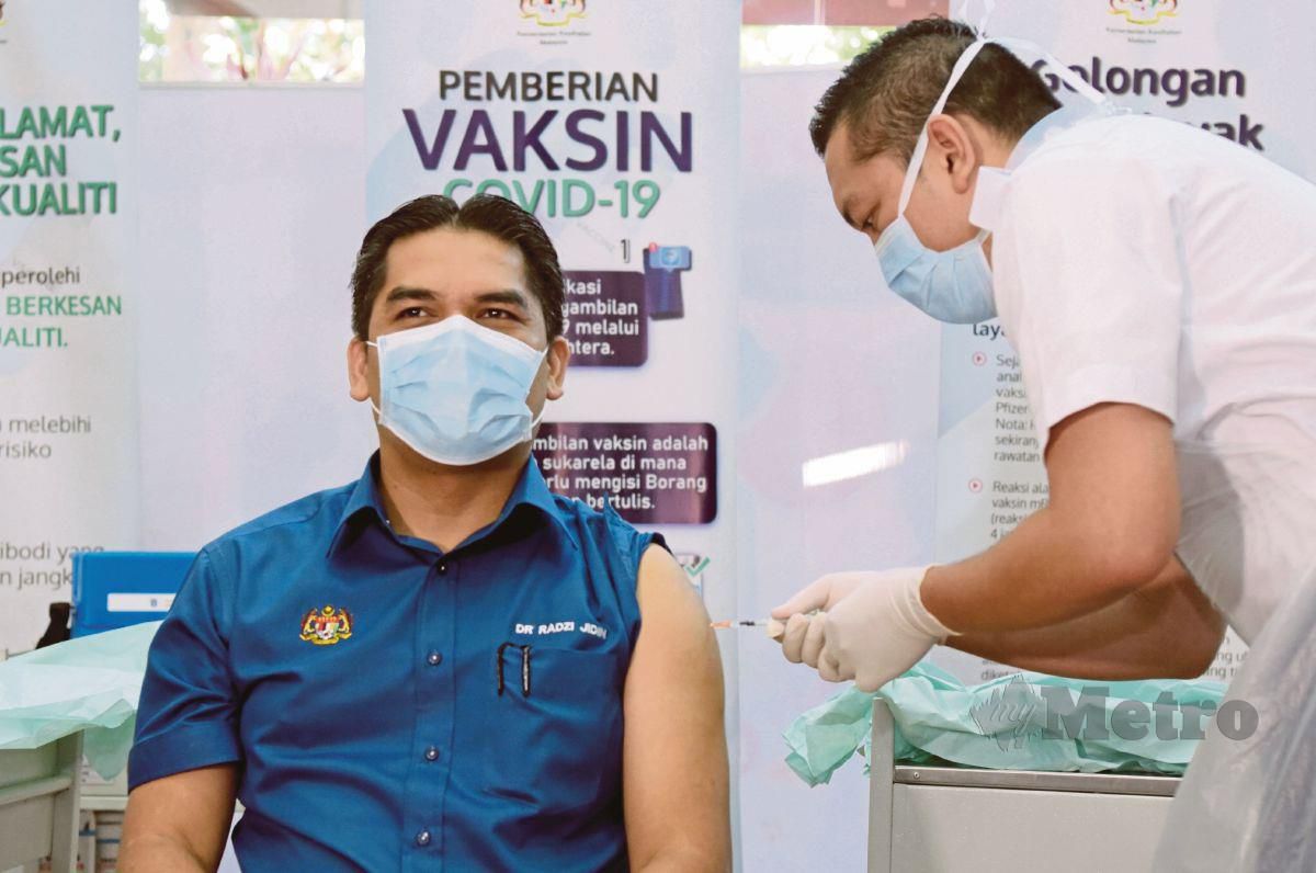DATUK Dr Mohd Radzi Md Jidin ketika menerima suntikan vaksin Covid-19, Pfizer-BioNTech di Pusat Pemberian Vaksin Covid-19 Pejabat Kesihatan Daerah Presint 11, Putrajaya. FOTO NSTP