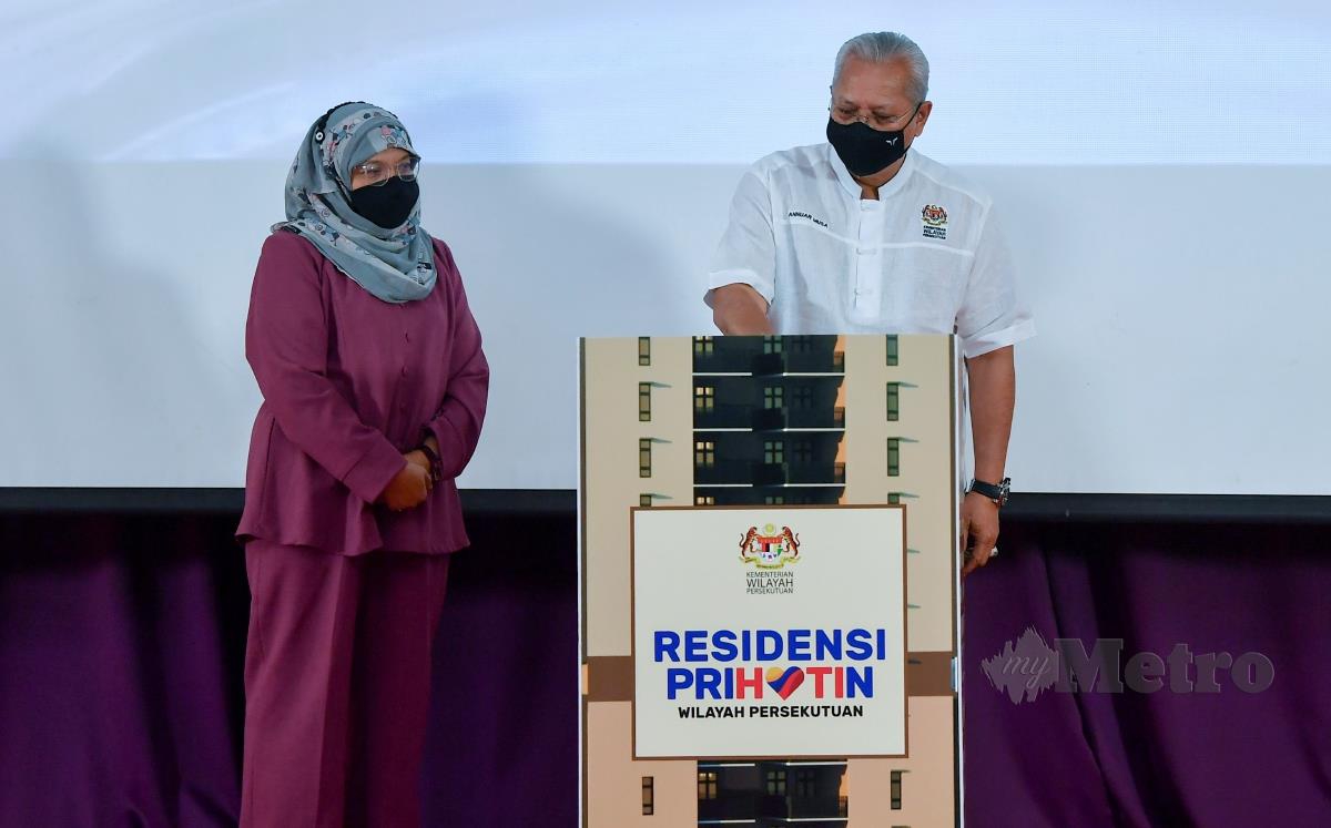 TAN Sri Annuar Musa melancarkan Residensi Prihatin sambil disaksikan Datuk Seri Rosida Jaafar (kiri) di Kementerian Wilayah Persekutuan hari ini. FOTO Bernama