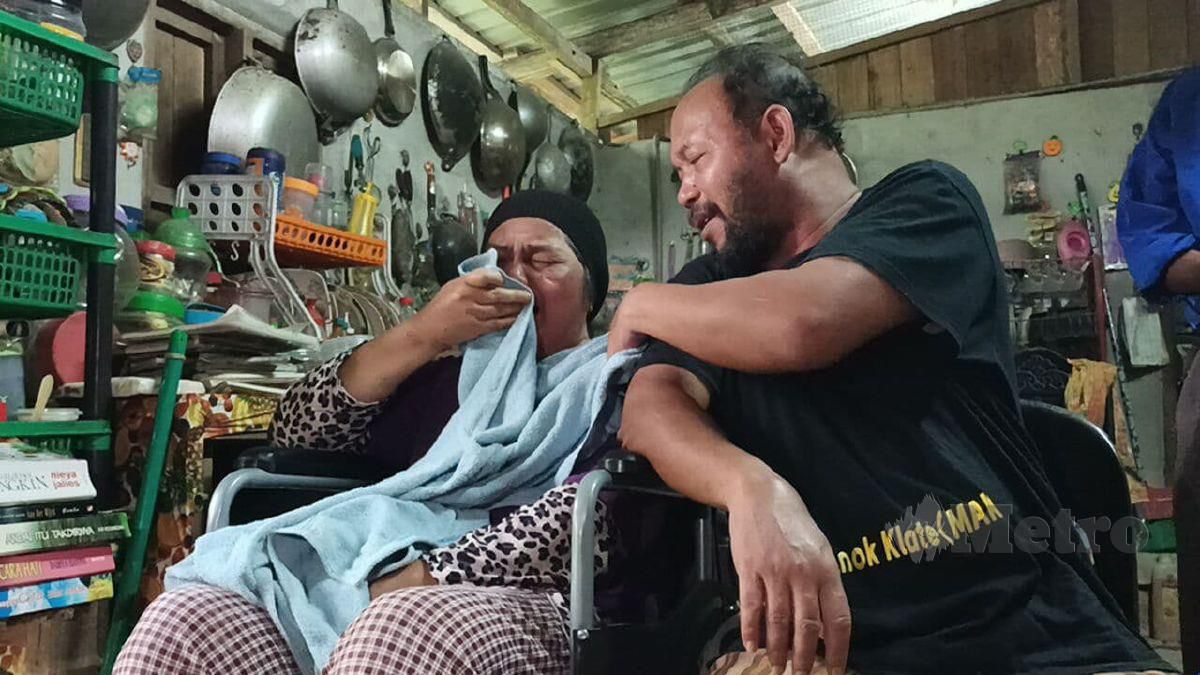 SITI Rohim yang diserang strok sejak lebih dua tahun lalu menangis sedih mengenangkan keadaan kesihatannya yang terpaksa membebankan suaminya. FOTO Siti Rohana Idris