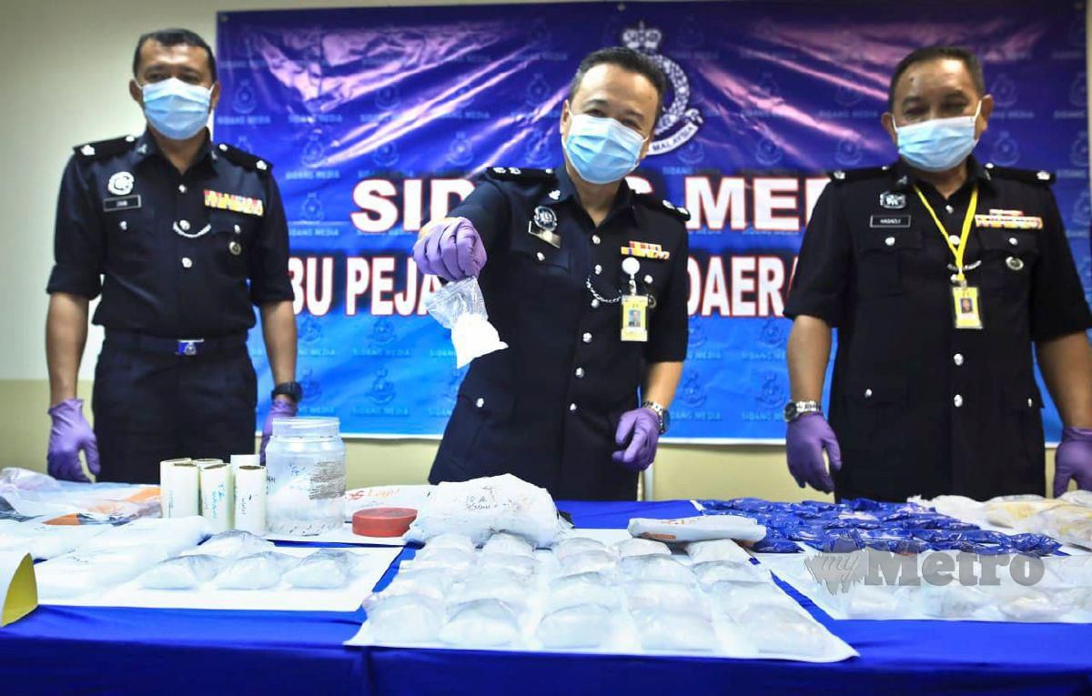 TIUM Ming Kung (tengah) menunjukkan pelbagai jenis dadah yang dianggarkan bernilai hampir RM600,00 yang berjaya dirampas semasa sidang akhbar di IPD Marang. FOTO Ghazali Kori