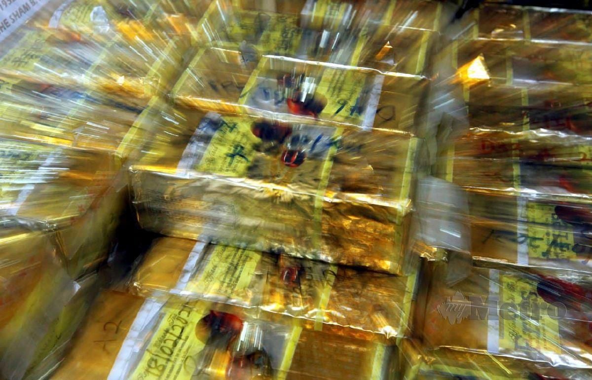 ANTARA 245 bungkusan plastik keemasan berisi dadah jenis Syabu yang dirampas. FOTO Danial Saad
