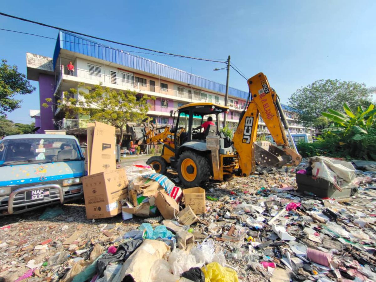 MPK menyita serta membersihkan sebuah tapak pelupusan sampah haram yang beroperasi sejak 10 tahun lalu di Jalan Kem, Pelabuhan Klang. FOTO ihsan MPK