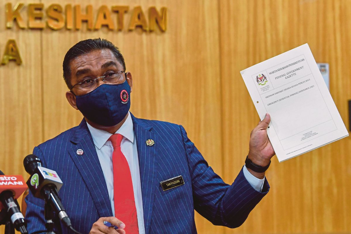 DATUK Seri Takiyuddin Hassan menunjukkan Ordinan Darurat (Pindaan) 2021 semasa sidang media di Kementerian Kesihatan hari ini. FOTO Bernama