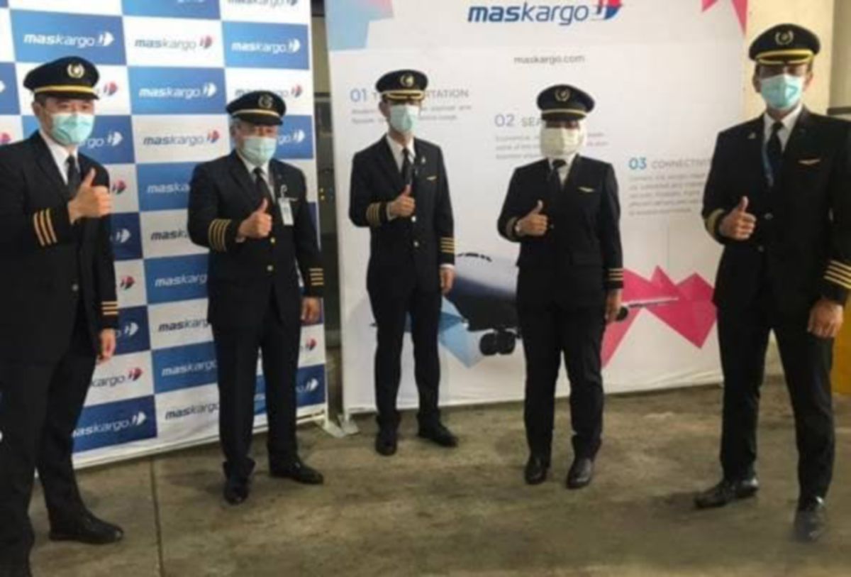 SELAIN Nur Waie (empat dari kiri), empat juruterbang lain yang mengendalikan pesawat itu adalah Datuk Kapten Tengku Ahmad Farizanudean Al-Haj, Chin Vun Ben, Kapten Mohamed Razif Abdul Aziz dan Kapten Khairul Syukri Khali.  FOTO BERNAMA