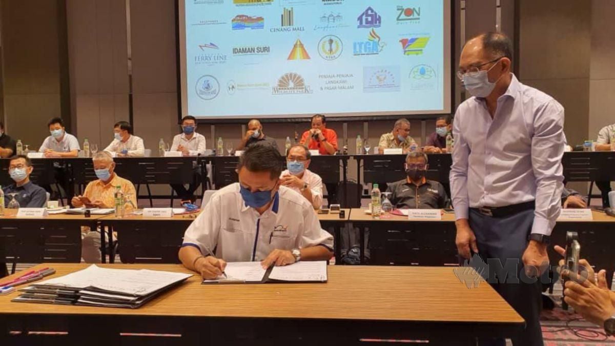 EUGENE Dass menandatangani memorandum mengandungi lima perkara mendesak Perdana Menteri campurtangan menyelamatkan industri pelancongan di Langkawi yang terjejas teruk. FOTO Hamzah Osman