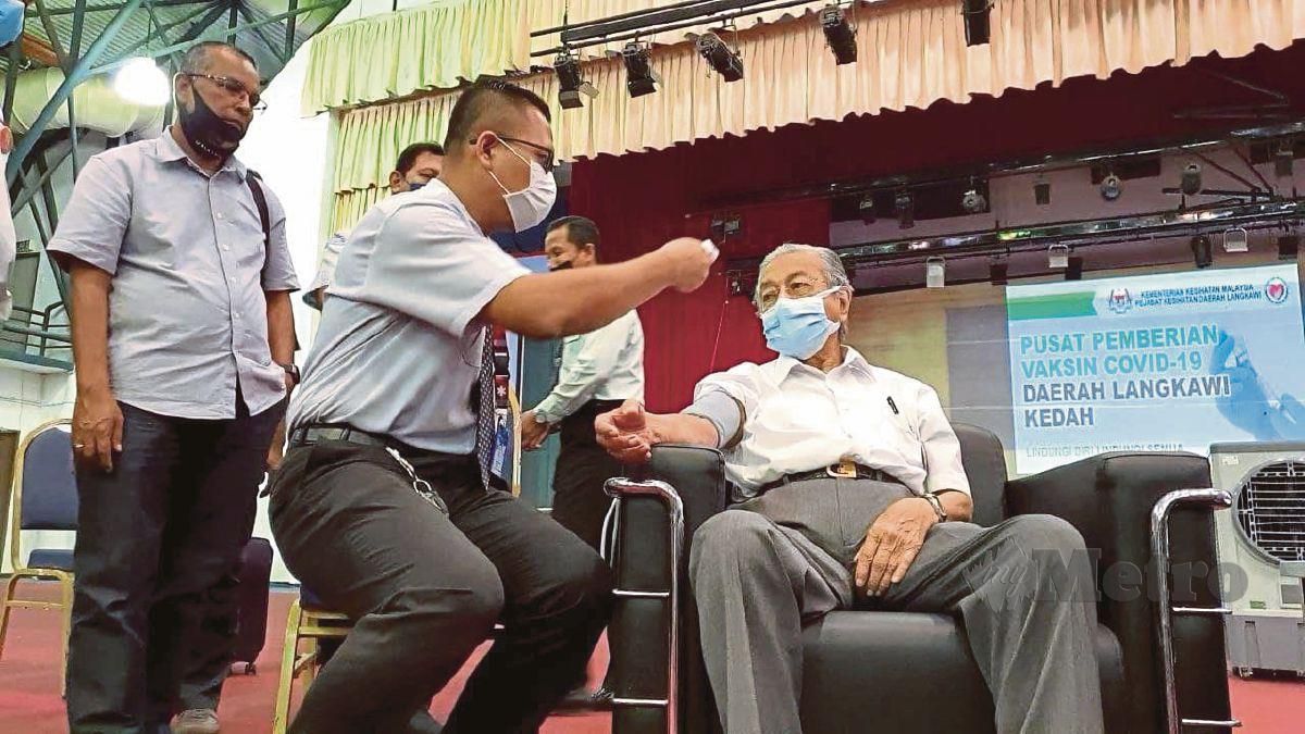 TUN Dr Mahathir Mohamad diperiksa tekanan darah ketika berada dalam sesi pemantauan selepas menerima suntikan vaksin Pfizer-BioNTech di Pusat Pemberian Vaksin Covid-19 di Kompleks Sukan Langkawi, Langkawi. FOTO Hamzah Osman