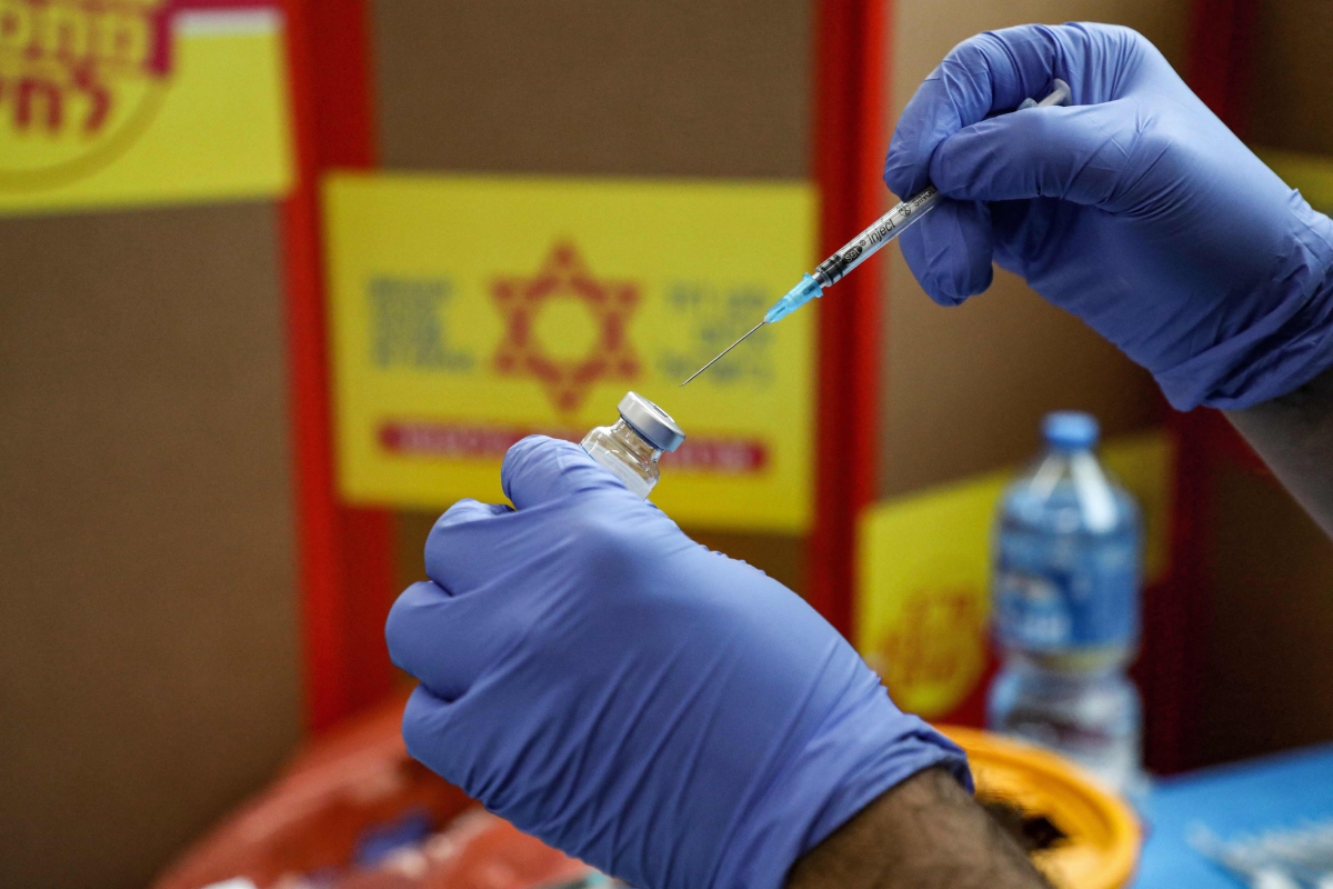 SEORANG pekerja kesihatan Magen David Adom menyediakan satu dos vaksin Moderna COVID-19 untuk diberikan kepada rakyat Palestin yang bekerja di Israel. FOTO AFP