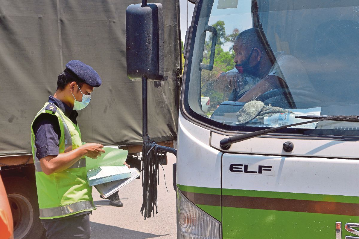 ANGGOTA Jabatan Pengangkutan Jalan (JPJ) Selangor membuat pemeriksaan pemandu lori yang membawa bahan-bahan tidak dibenarkan seperti kayu, besi dan sebagainya. FOTO Bernama