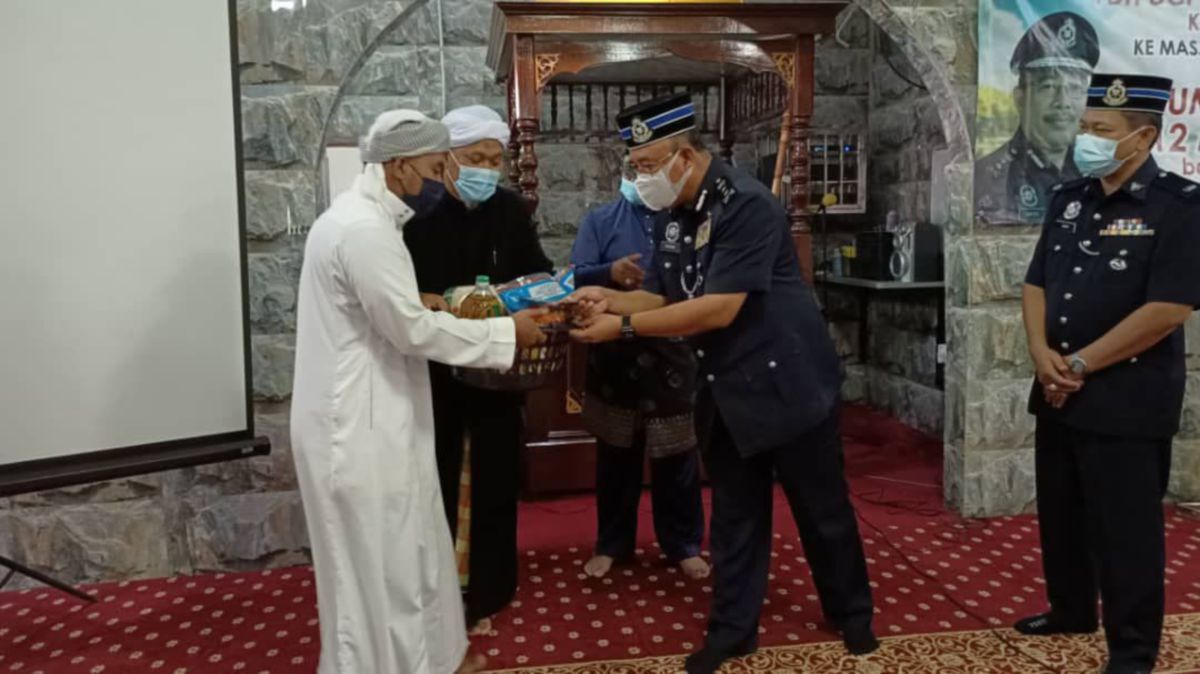 DATUK Shafien Mamat (Dua dari kanan) menyampaikan sumbangan kepada ahli jawatankuasa Masjid Mukim Permatang Sungkai, Pasir Puteh. FOTO ihsan pembaca