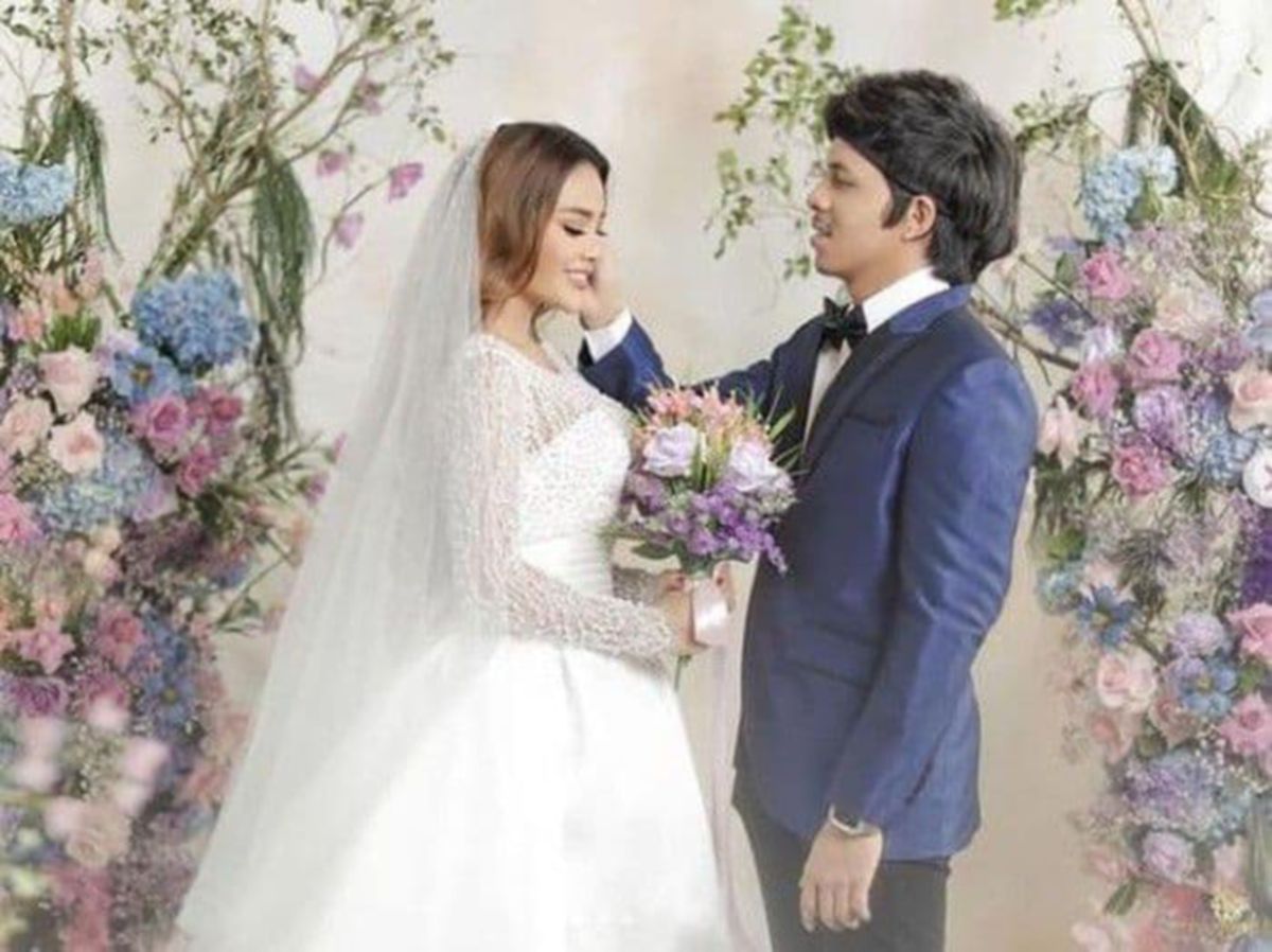 MAJLIS lamaran hingga pernikahan Youtuber terkenal, Atta Halilintar dan pasangannya, Aurel Hermansyah.