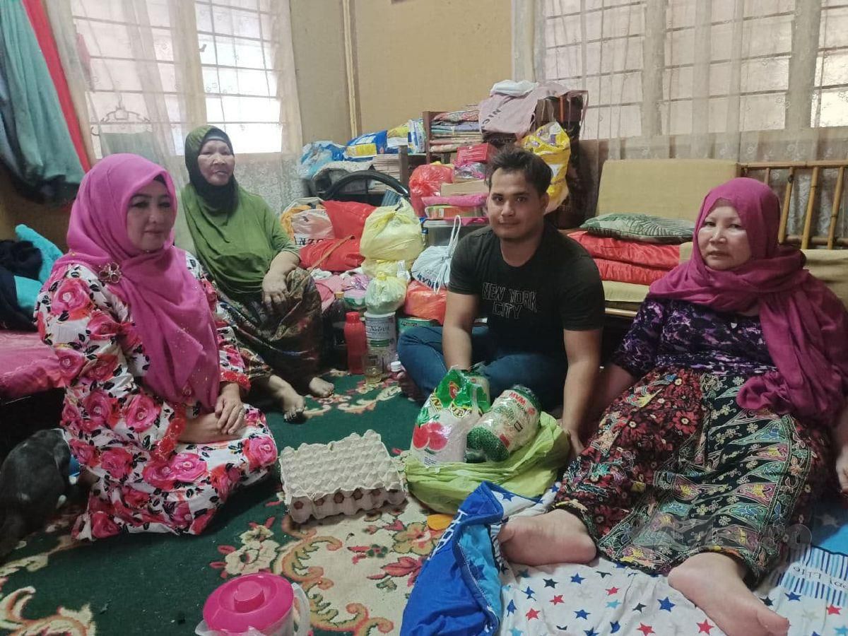 WAN Khairul bersama ibunya, dan neneknya ketika ditemui di rumah mereka di Kampung Tanjong Mas di sini, semalam. FOTO Siti Rohana Idris