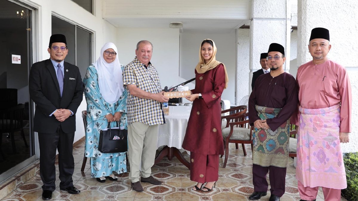 SULTAN Ibrahim berkenan menerima mengadap Illi Najwa di Pejabat Mados, Istana Bukit Serene, Johor Bahru hari ini. FOTO IHSAN ROYAL PRESS JOHOR