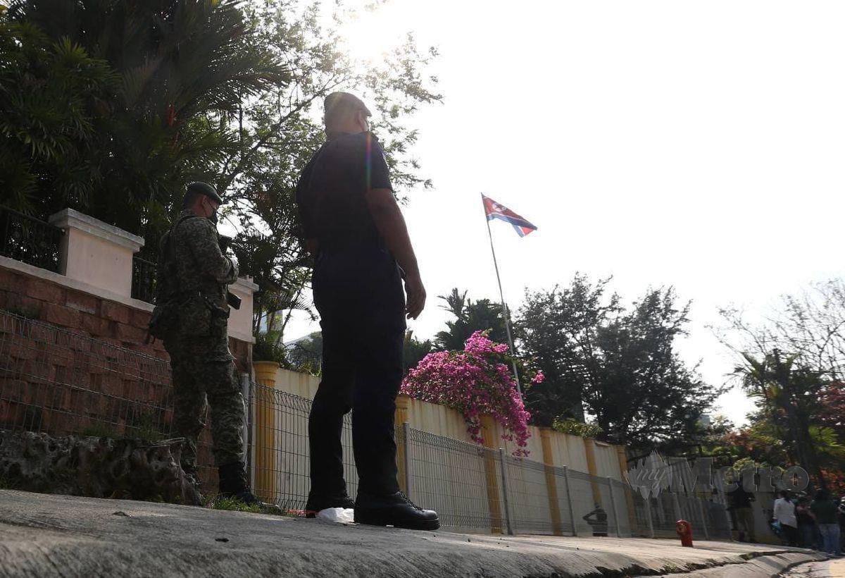 ANGGOTA Polis dilihat memantau perkarangan pejabat Kedutaan Korea Utara di Damansara, Kuala Lumpur, selepas pihak kerajaan Korea Utara mengumumkan bahawa negara itu memutuskan hubungan diplomatik dengan Malaysia. FOTO Mohamad Shahril Badri Saali