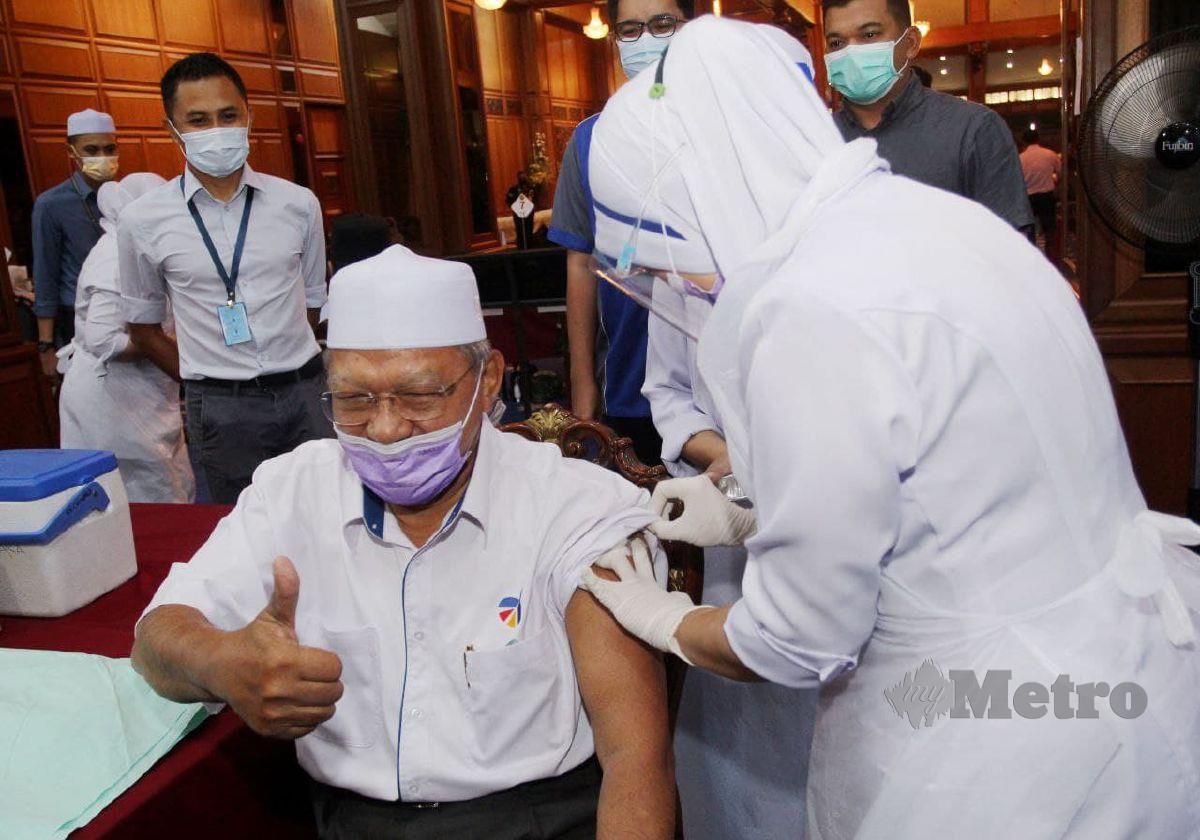 DATUK Ahmad Yakob menerima suntikan dos kedua vaksin COVID-19 jenis Pfizer BioNTech daripada Jururawat Kesihatan Kota Bharu. FOTO Nik Abdullah Nik Omar