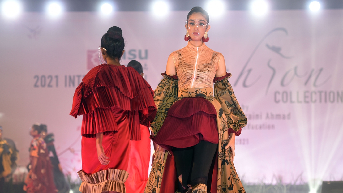 ANTARA rekaan yang diperagakan ketika MSU International Fashion Collection 2021, baru-baru ini. FOTO ihsan MSU