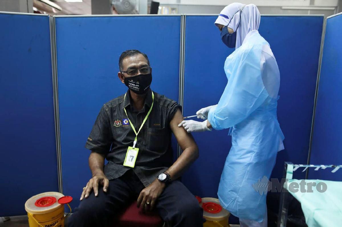 DATUK Rosol Wahid menerima suntikan vaksin dos kedua di Klinik Kesihatan Kuala Berang, Hulu Terengganu. FOTO Ghazali Kori